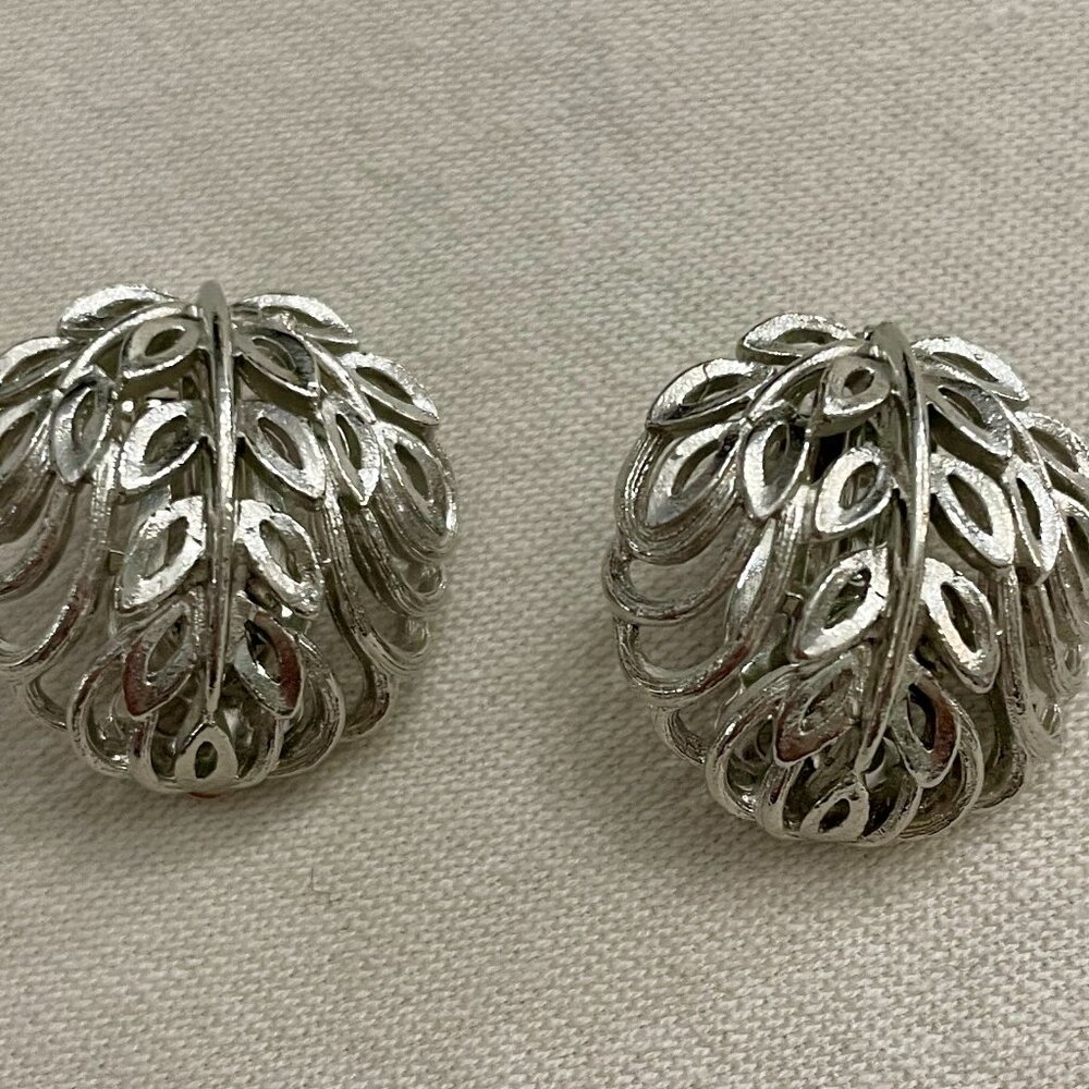 Vintage Retro LISNER Silver Tone Leaf Clip-on Earrings Set in Brushed Matte MCM